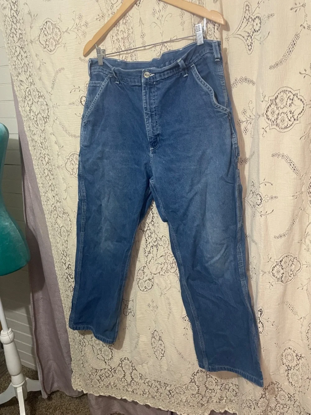 Carharrt: medium wash Carpenter jeans 36-30